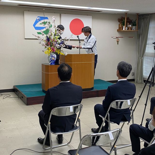新たに資格を取得された社員の表彰式が行われました

プレストレストコンクリート技士 １名
２級土木施工管理技士 １名
２級建築施工管理技士 ３名
以上の５名です

おめでとうございます！
今後の活躍を期待しています！

→@shidagumi

#志多組
#宮崎
#建設業
#土木施工管理技士
#建築施工管理技士 
#プレストレストコンクリート技士