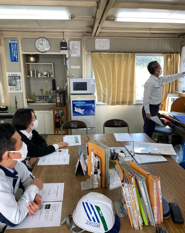 土木現場訪問

本日、空港現場を訪問しました。

昼夜を問わずの業務、緊急対応、本当にお疲れ様です

ご対応頂きましたM所長はじめ作業所の皆さん、ありがとうございました！
→@shidagumi

#空港
#宮崎市
#志多組
